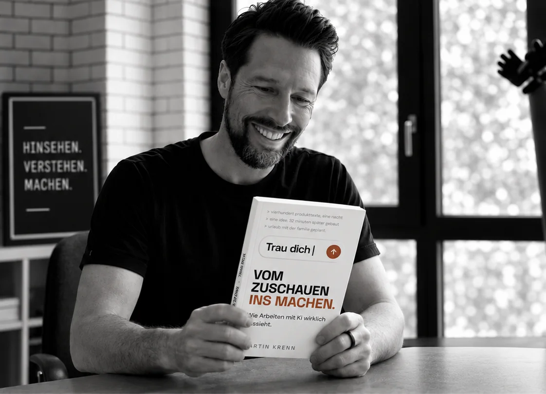 Martin Krenn mit dem gedruckten Buch Trau dich